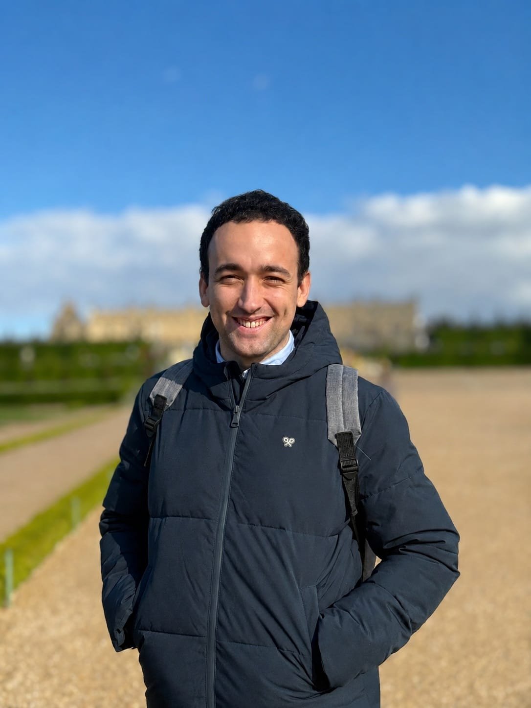 Aitor Ugarte sonriente, con chaqueta azul, al aire libre