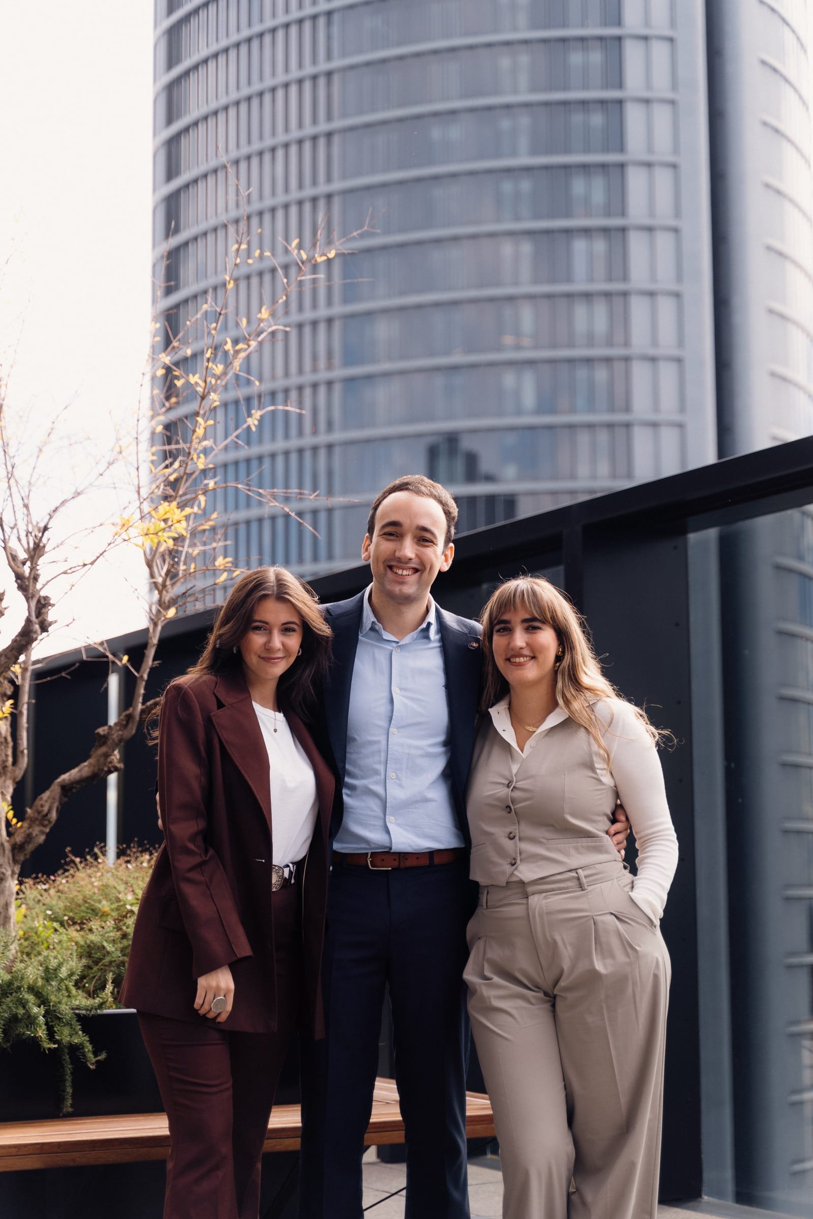 Aitor con dos compañeras en una terraza entre rascacielos