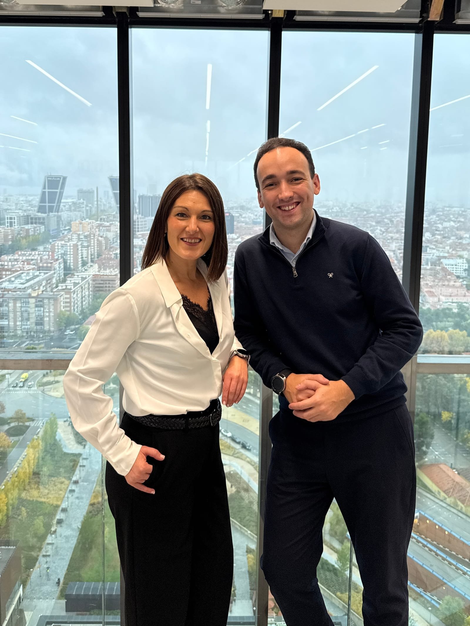Aitor con una compañera ante una vista panorámica de Madrid