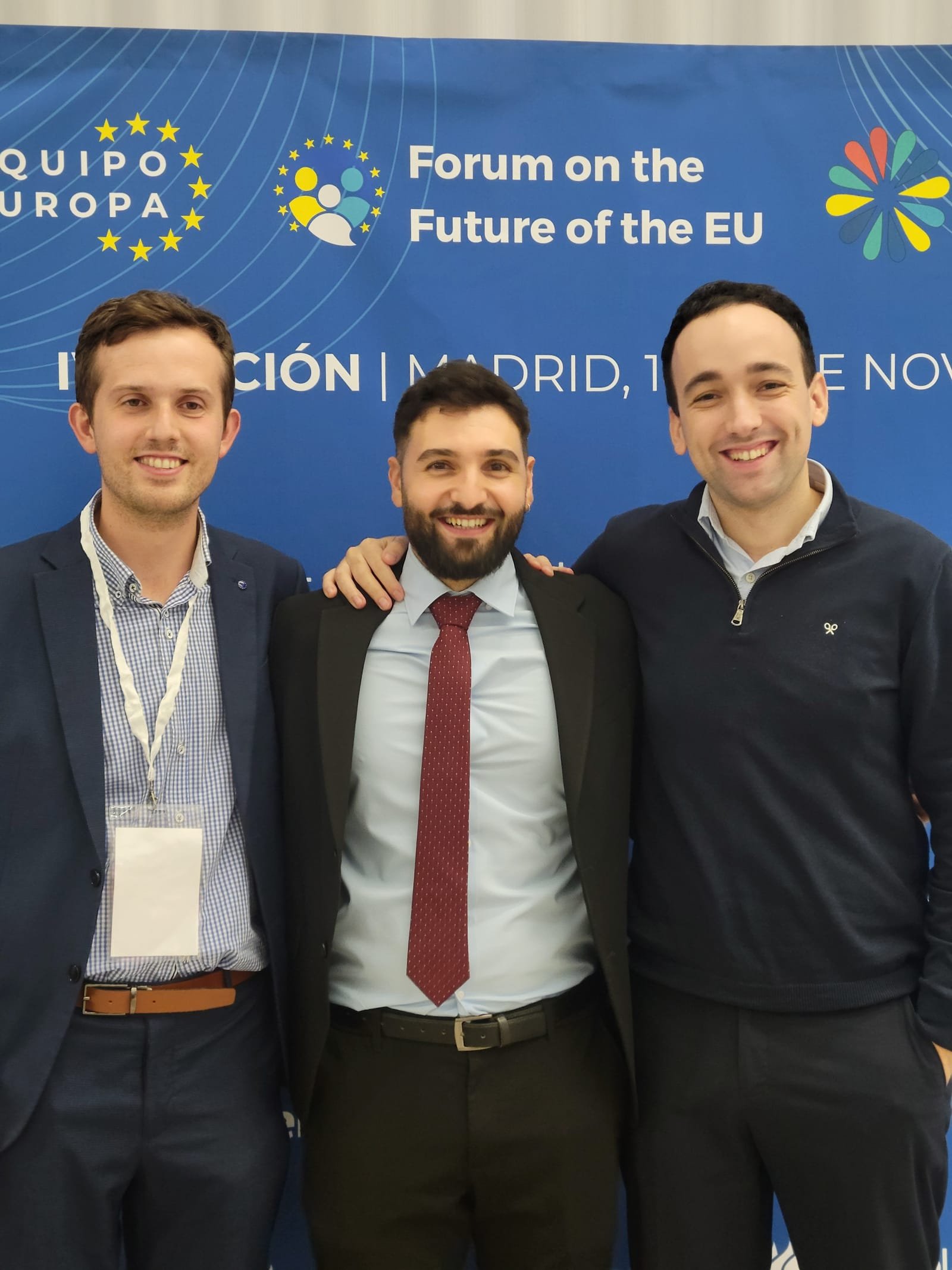 Aitor con dos compañeros en un foro de Equipo Europa en Madrid